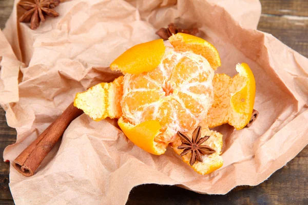 Zralé sladké mandarinky, na dřevěné pozadí, detail — Stock fotografie