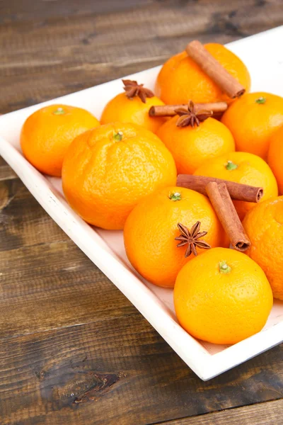 Tangerinas doces maduras na bandeja de madeira, no fundo de madeira, close-up — Fotografia de Stock