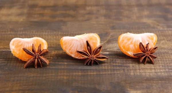 Ripe sweet tangerine, on wooden background, close-up — Stock Photo, Image