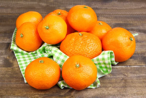 Tangerinas doces maduras na cor de fundo de madeira — Fotografia de Stock