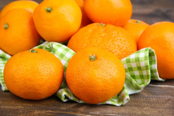 Mandarines sucrées mûres sur fond de bois couleur — Photo