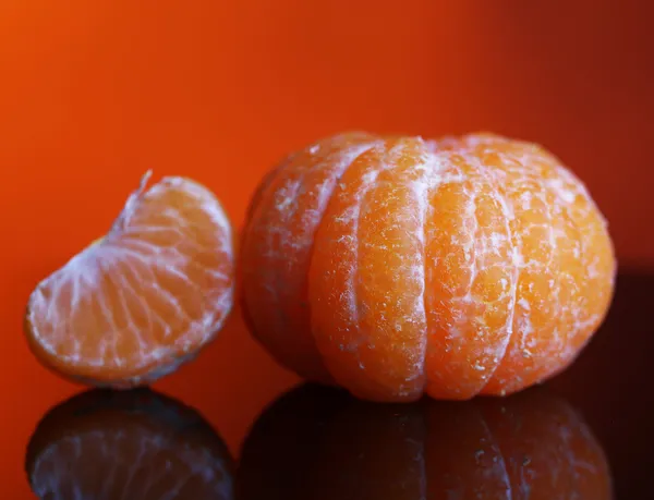 Mogen söt tangerine, på mörka bakgrund — Stockfoto