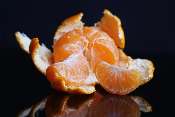 Zralé sladké mandarinky, izolované na černém pozadí — Stock fotografie