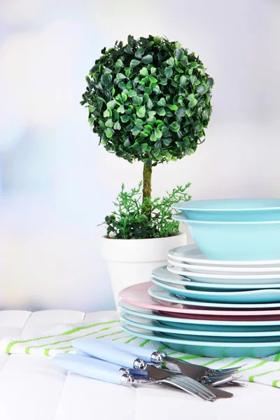 Piatti puliti con fiore su tavolo di legno su sfondo naturale — Foto Stock