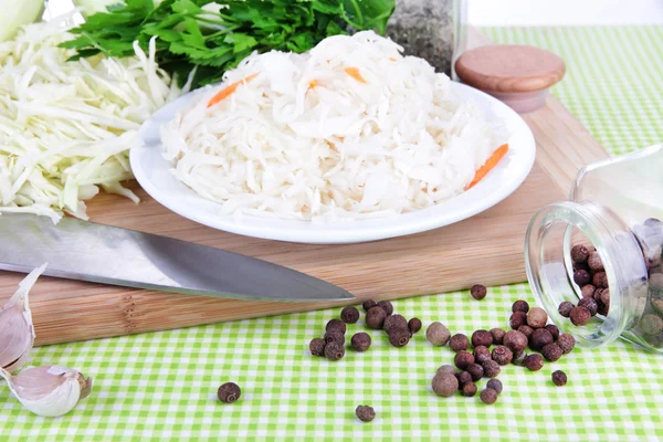 Composição com repolho fresco e marinado (chucrute), especiarias, em fundo de guardanapo de cor — Fotografia de Stock