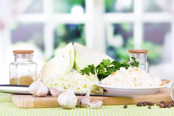 Composição com repolho fresco e marinado (chucrute), temperos, na mesa de madeira, no fundo brilhante — Fotografia de Stock