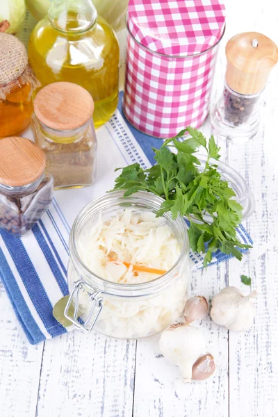 Composición con col fresca y marinada (chucrut), especias, sobre fondo de mesa de madera — Foto de Stock