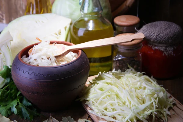 成分与新鲜和腌卷心菜 （酸菜），香料，木桌背景 — 图库照片