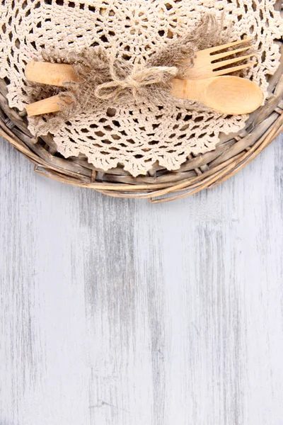 Colher e garfo na mesa de madeira — Fotografia de Stock