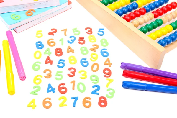Színes számok, az abacus, a könyvek és a markerek, elszigetelt fehér — Stock Fotó