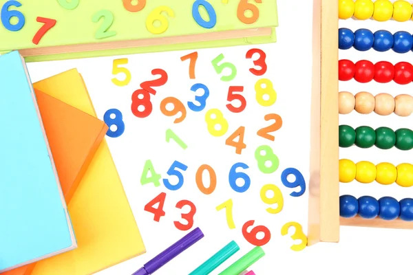 Színes számok, az abacus, a könyvek és a markerek, elszigetelt fehér — Stock Fotó