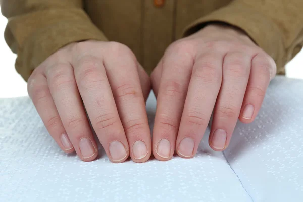 Mujer ciega leer libro escrito en Braille — Foto de Stock