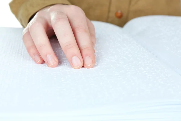 Mulher cega ler livro escrito em Braille — Fotografia de Stock