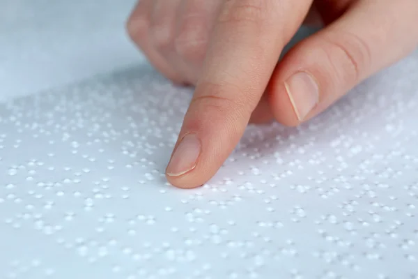 Mulher cega ler livro escrito em Braille — Fotografia de Stock