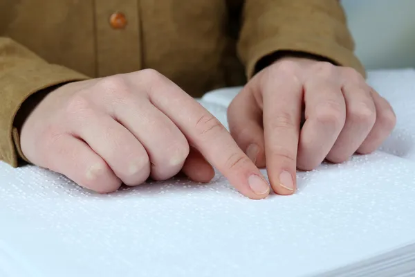 Mulher cega ler livro escrito em Braille — Fotografia de Stock