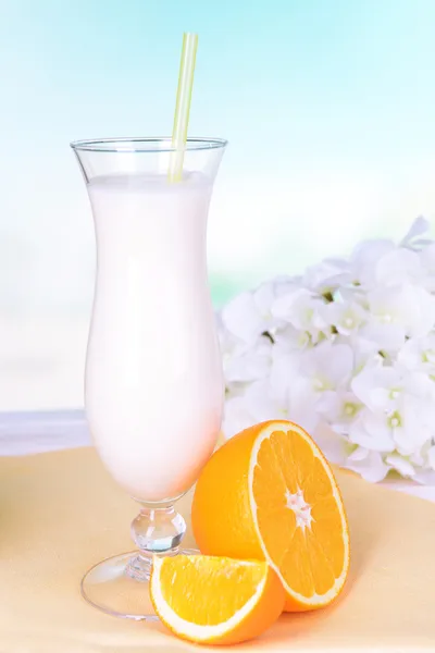Milkshake op tafel op lichte blauwe achtergrond — Stockfoto