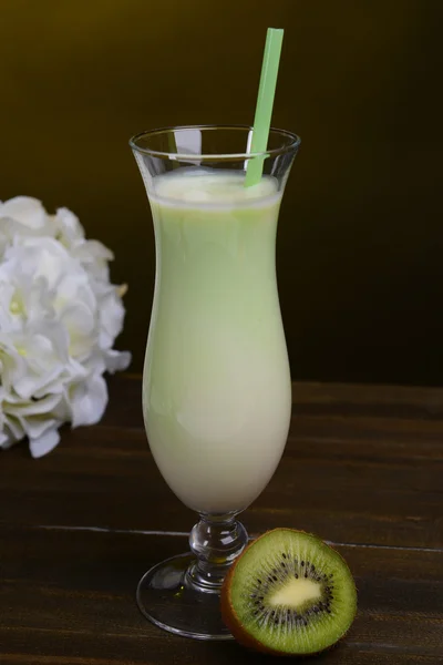 Молочный коктейль на тёмно-жёлтом фоне — стоковое фото