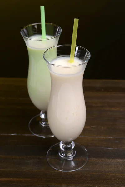 Молочные коктейли на столе на черном фоне — стоковое фото