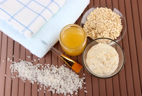 Mascarilla facial casera con avena y miel, sobre fondo de madera de color —  Fotos de Stock