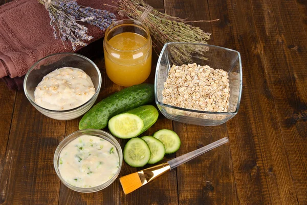 Zelfgemaakte gezichts maskers met natuurlijke ingrediënten, op een houten achtergrond kleur — Stockfoto