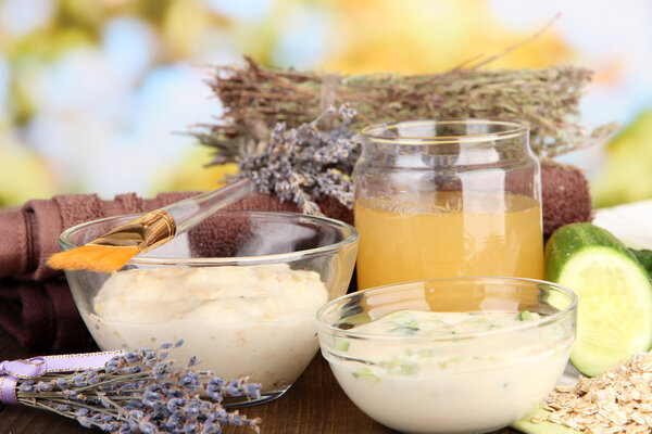 Домашние маски для лица с натуральными ингредиентами, на цветном деревянном столе, на ярком фоне
