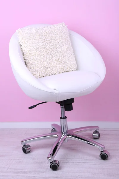 Современный стул в номере на розовом фоне — стоковое фото