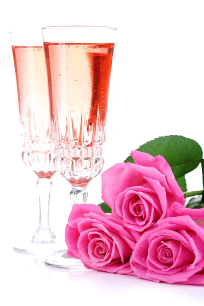 Komposition mit rosa Sekt in Gläsern und rosa Rosen isoliert auf weiß — Stockfoto