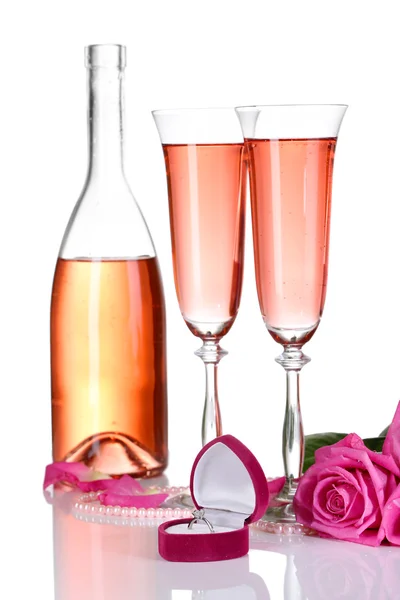 Composición con vino espumoso rosa en copas, botella y rosas rosadas aisladas en blanco — Foto de Stock