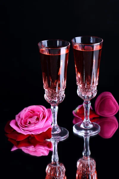 Skład wina różowe okulary i róż na tle ciemnego koloru — Zdjęcie stockowe