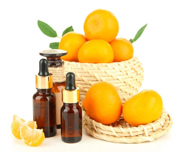 Ätherisches Mandarinenöl und Mandarinen, isoliert auf weiß — Stockfoto
