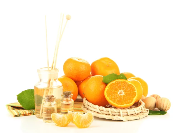 Huile essentielle de mandarine et mandarines, isolées sur blanc — Photo