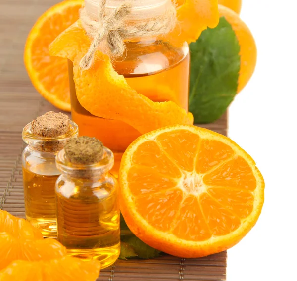 Aceite esencial de mandarina y mandarinas, aislados en blanco — Foto de Stock