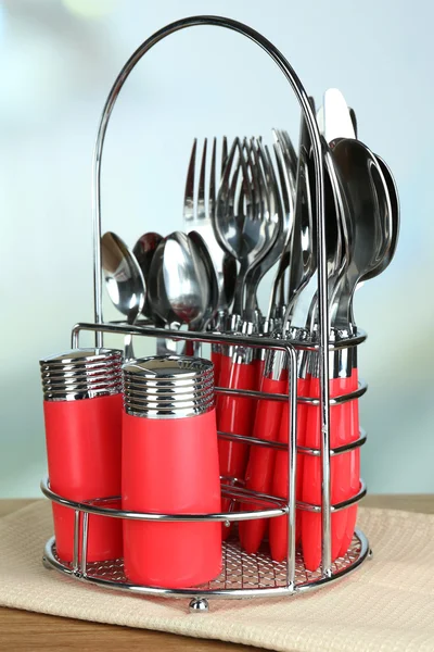 Mutfak bıçakları metal parlak zemin üzerine ahşap masa standı — Stok fotoğraf