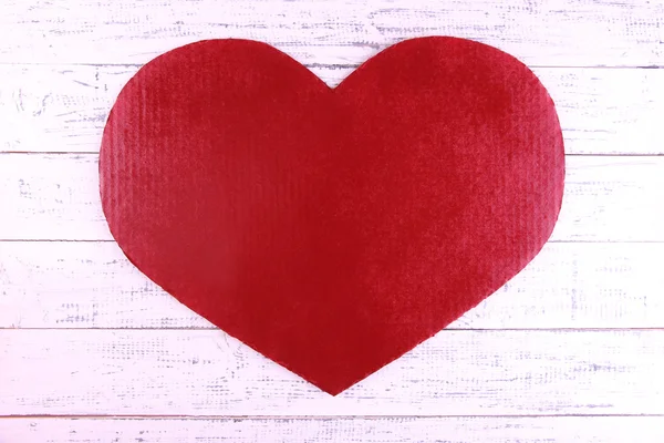 Stort rött hjärta på trä bakgrund — Stockfoto