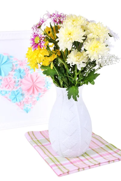 Hermosas flores de crisantemo en jarrón aislado en blanco — Foto de Stock