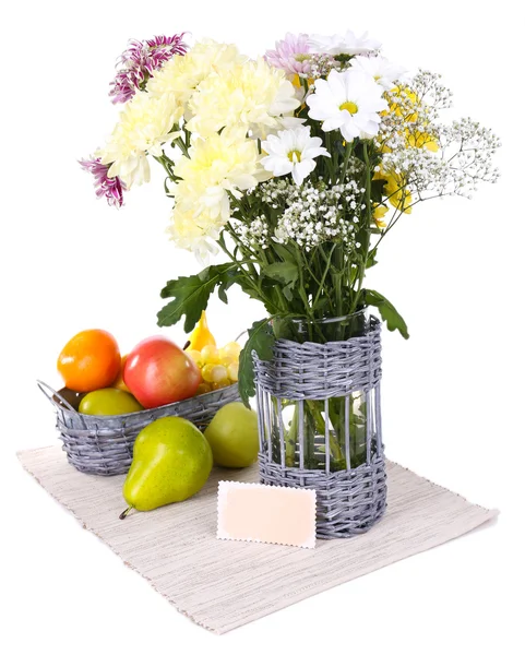 Schöne Chrysanthemenblüten in der Vase isoliert auf weiß — Stockfoto