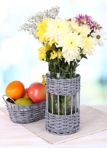 Mooie chrysant bloemen in vaas op tafel op lichte achtergrond — Stockfoto