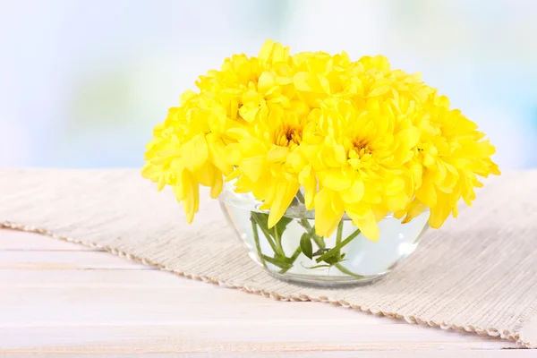 Hermosas flores de crisantemo en jarrón sobre la mesa sobre fondo claro —  Fotos de Stock