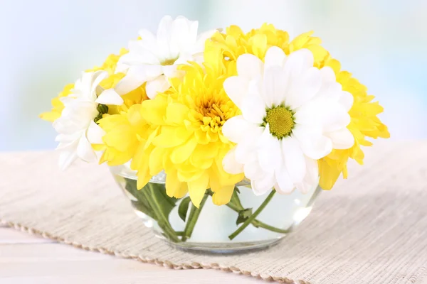 Krizantém szép virágok vázában a táblázat a világos háttér — Stock Fotó