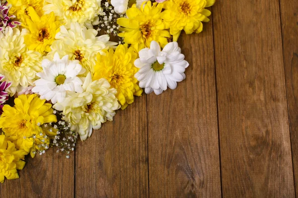 Hermosas flores de crisantemo sobre fondo de madera — Foto de Stock