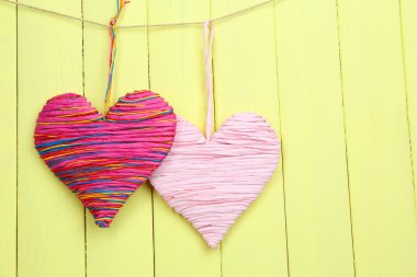 Ahşap arka planda dekoratif kalp