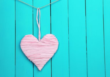 Ahşap arka planda dekoratif kalp