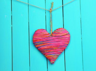 Ahşap arka planda dekoratif kalp