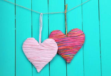 Ahşap arka planda dekoratif kalp