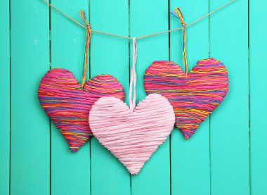 Ahşap arka planda dekoratif kalp