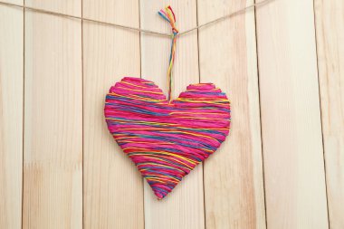 Ahşap arka planda dekoratif kalp