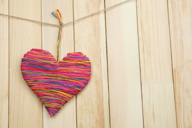 Ahşap arka planda dekoratif kalp