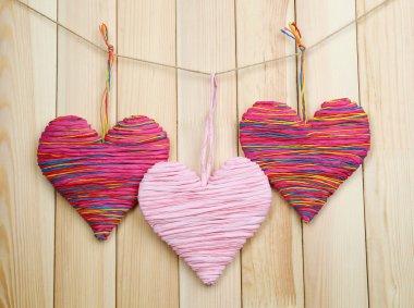 Ahşap arka planda dekoratif kalp