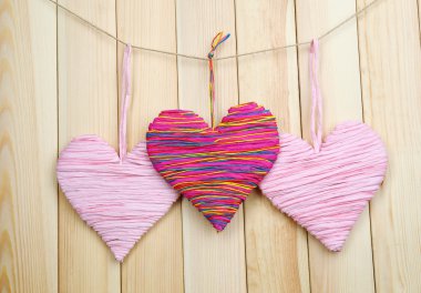 Ahşap arka planda dekoratif kalp