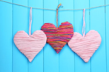 ahşap zemin üzerinde dekoratif Kalpler